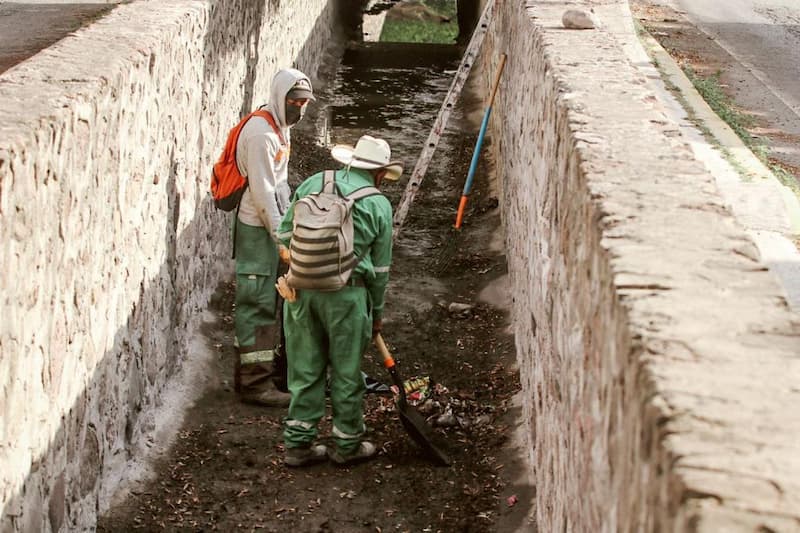 Roberto Cabrera supervisa acciones de limpieza en drenes de San Juan del Río