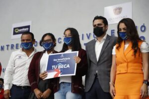 Continúa la entrega del programa 'Tu Beca' en mpio de Querétaro