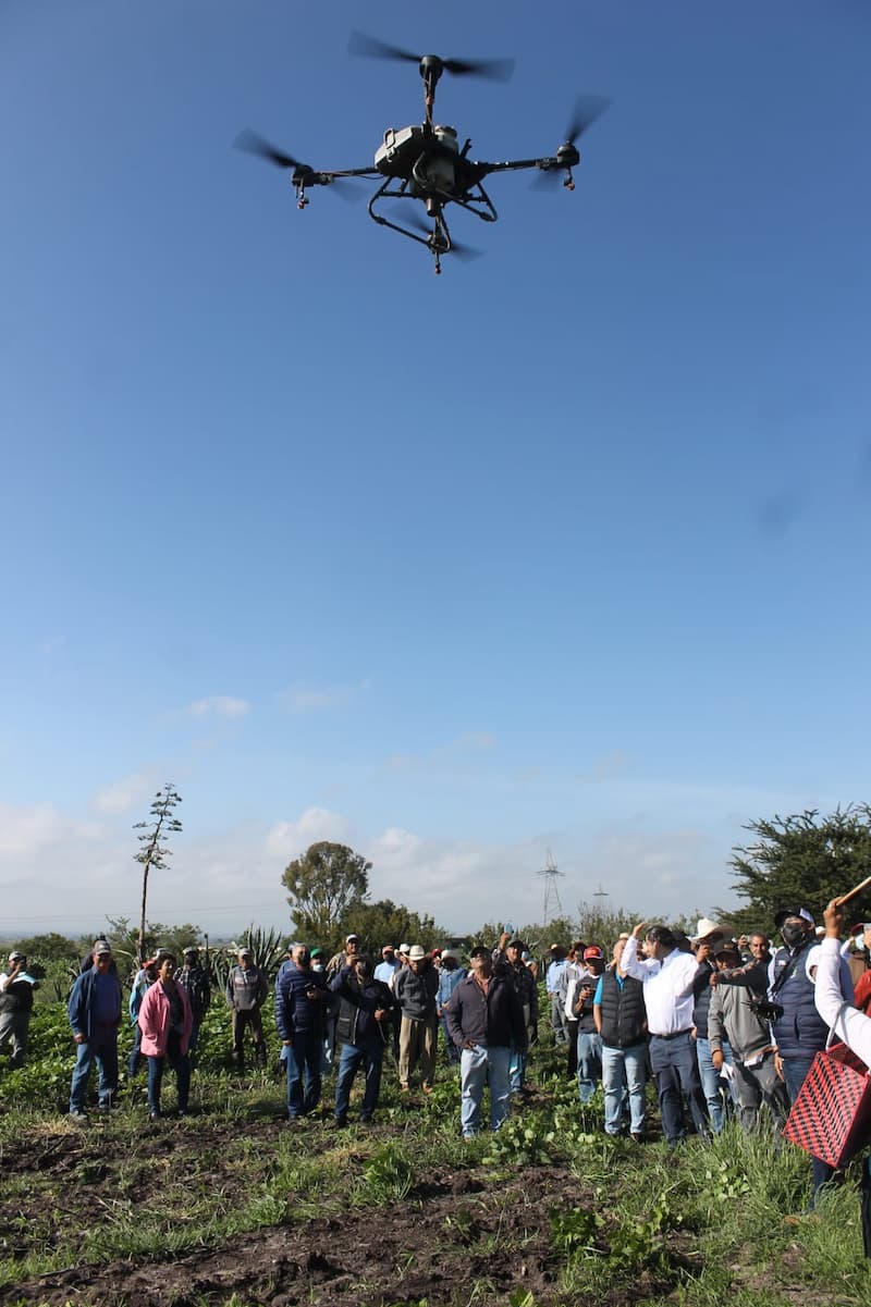 Comienza fertilización de campo con drones en San Juan del Río