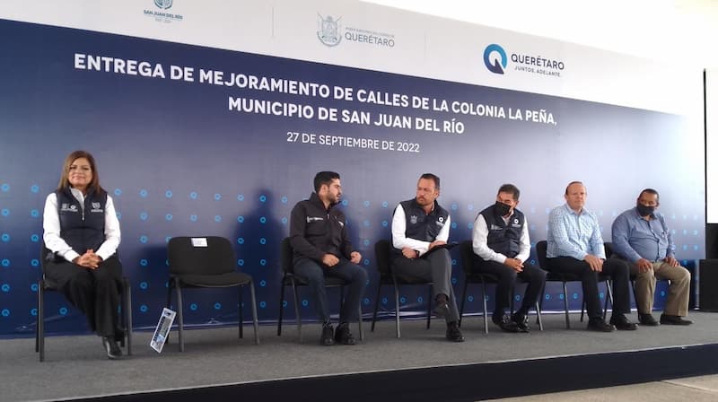 Autoridades municipales y estatales presentes durante la entrega de obra en SJR