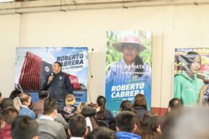 Roberto Cabrera dona 10 computadoras a secundaria en Paso de Mata e informa acciones de su administración