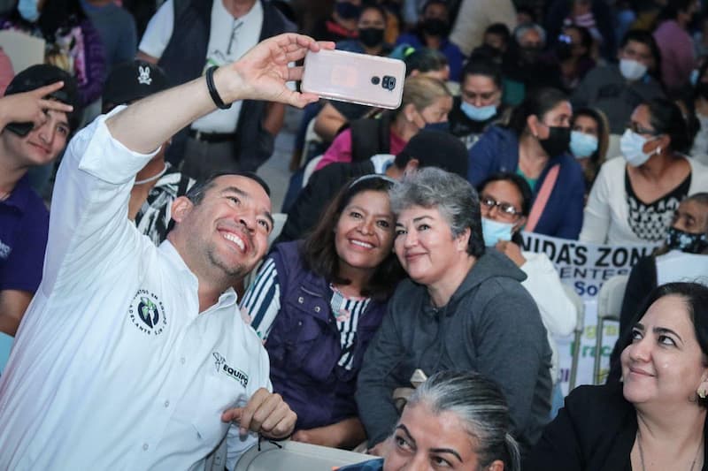 Roberto Cabrera con habitantes de zona oriente durante 1er informe de gobierno