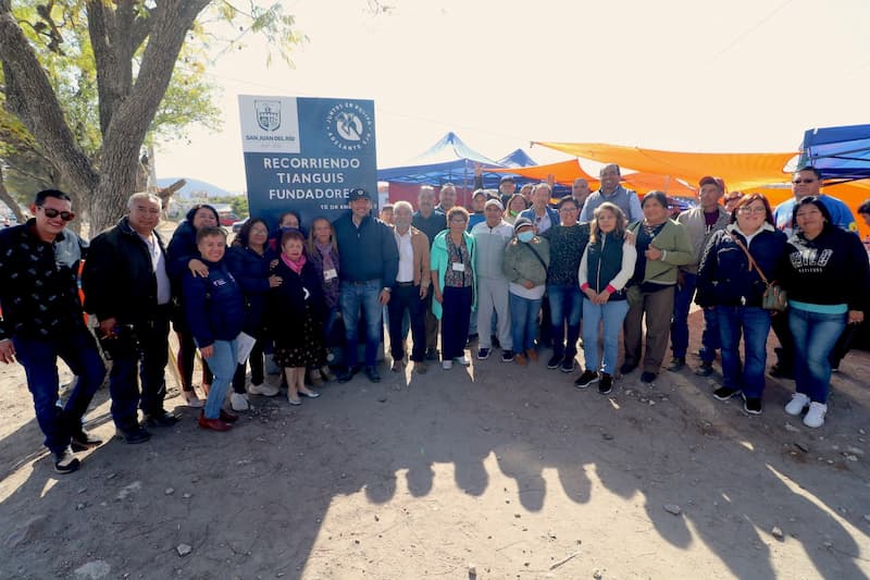 Los comerciantes de este espacio recibieron 85 toldos en beneficio de 65 familias, equipo que fue gestionado a través del Programa Adelante Mi Querido San Juan