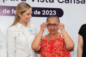 Entrega Sistema Estatal DIF lentes para adultos mayores en Jalpan y Arroyo Seco