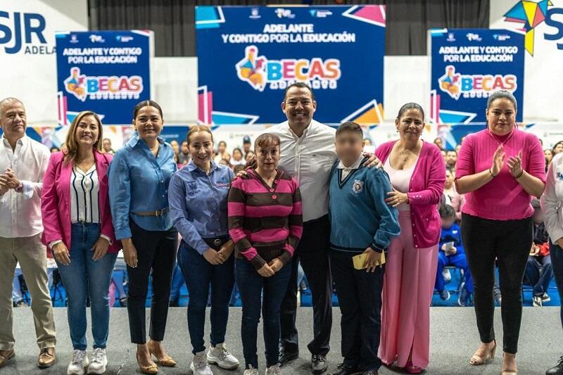 Decima entrega de becas municipales beneficia a estudiantes de San Juan del Rio 1