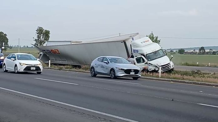 Accidente vial paraliza autopista México-Querétaro antes de llegar a Palmillas