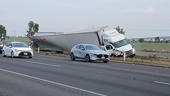 Accidente vial paraliza autopista México-Querétaro antes de llegar a Palmillas