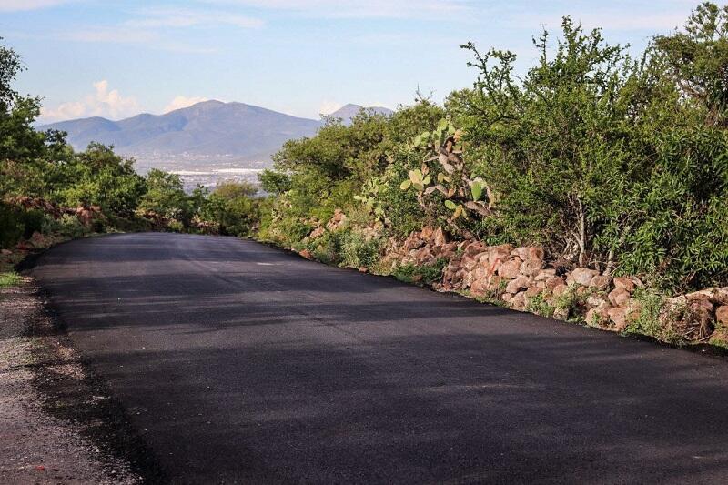 Autoridades municipales supervisan rehabilitacion del camino de acceso a Buenavista 1