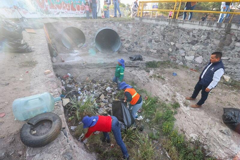 Limpieza de cárcamos y espacios públicos supervisada por Roberto Cabrera en San Juan del Río