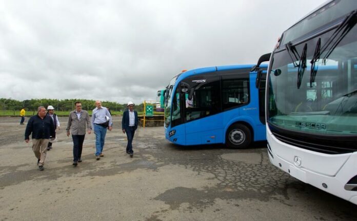 Mauricio Kuri supervisó ensamble de nuevos camiones de transporte público en Colombia