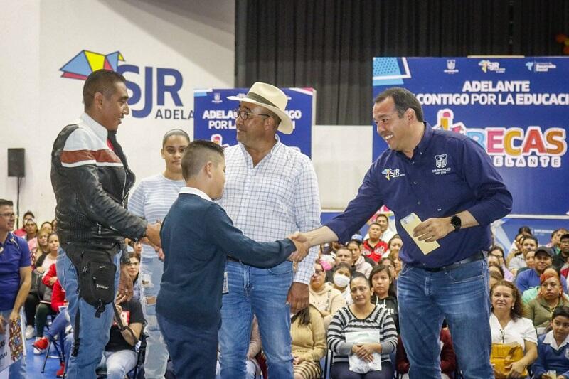 Roberto Cabrera entrega la 11a edicion de Becas Adelante en San Juan del Rio 2