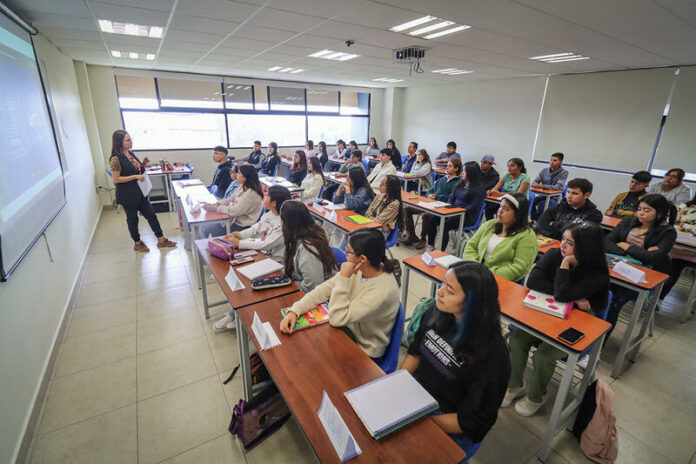 UTSJR da la bienvenida a 1,100 nuevos estudiantes con curso de inducción