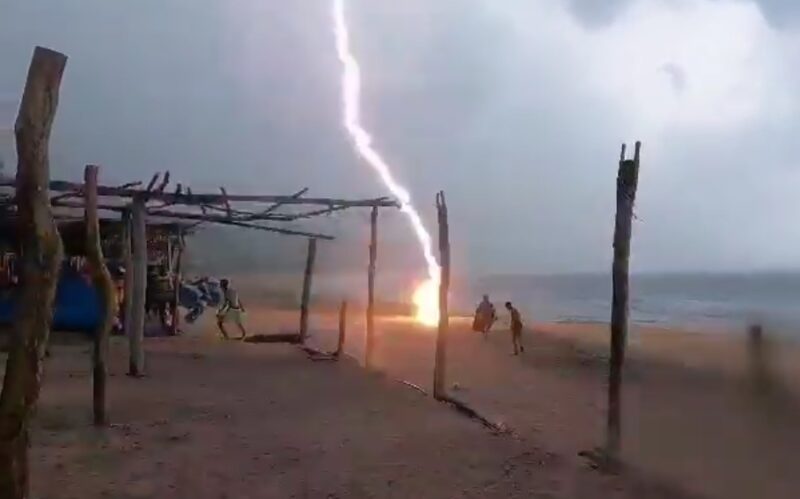 Rayo mata a dos personas en la playa de Maruata, Michoacán