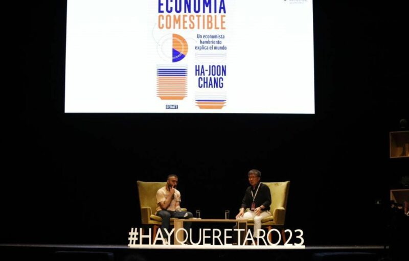 Asiste Luis Nava a conversatorio con Ha-Joon Chang