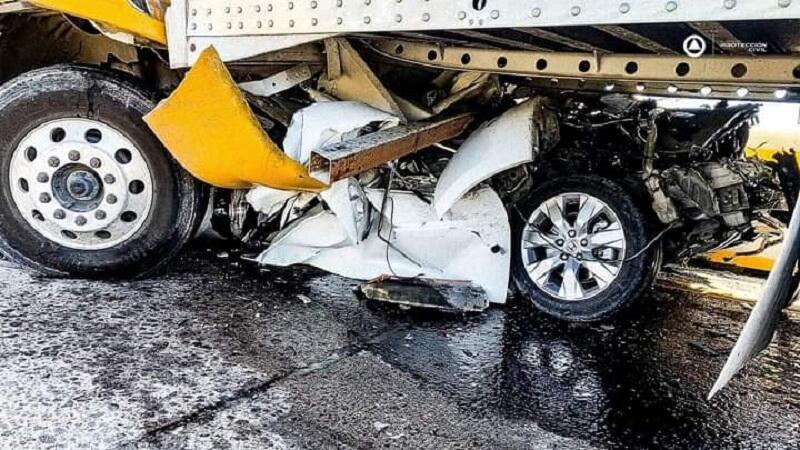 Al parecer un tráiler se quedó sin frenos y los embistió violentamente cerca de la caseta de cobro