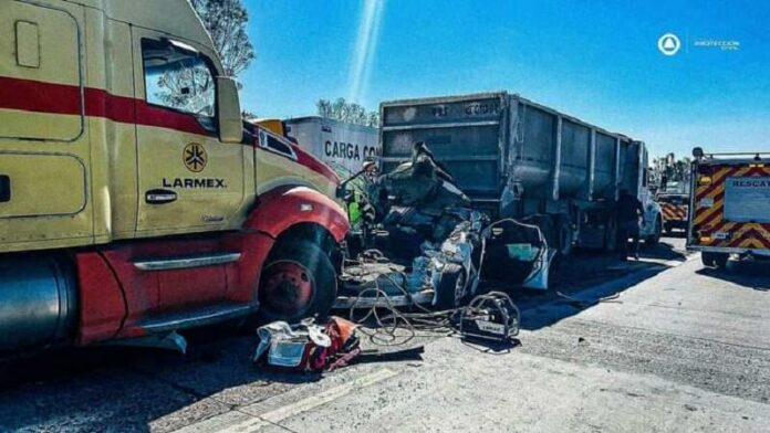 Al parecer un tráiler se quedó sin frenos y los embistió violentamente cerca de la caseta de cobro