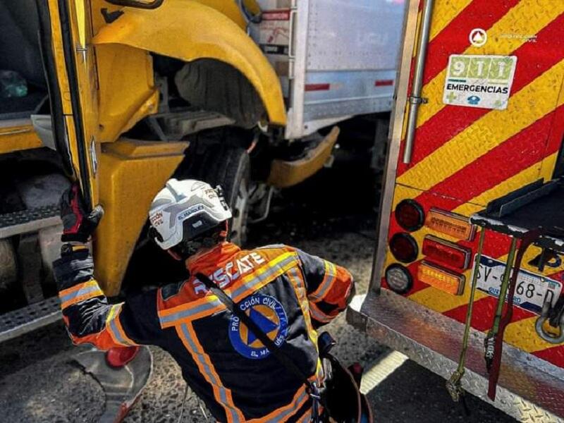 Al parecer un tráiler se quedó sin frenos y los embistió violentamente cerca de la caseta de cobro