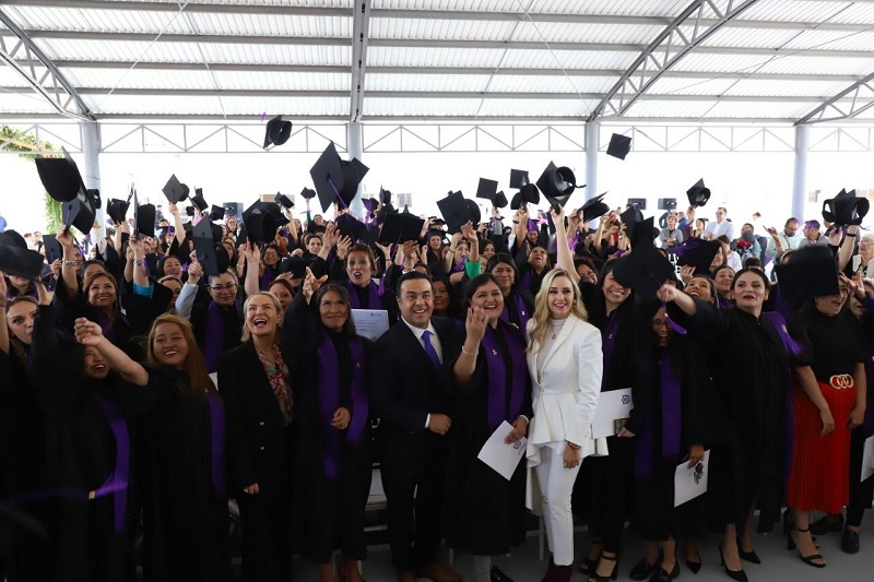 Egresa primera generación de la Universidad de las Mujeres en Querétaro