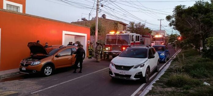 Expareja incendia vehículo en zona oriente de San Juan del Río