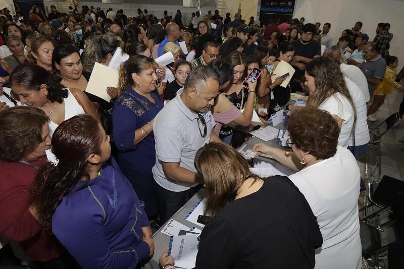 Familias del Fray Junípero Serra reciben escrituras de manos del gobierno de Querétaro