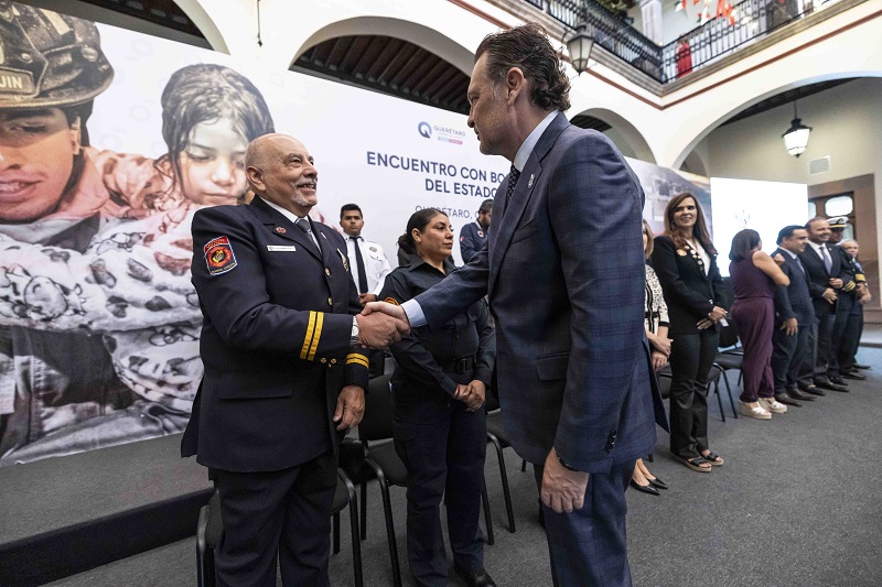 Reconoce Mauricio Kuri a Bomberos de Querétaro por su labor valiente