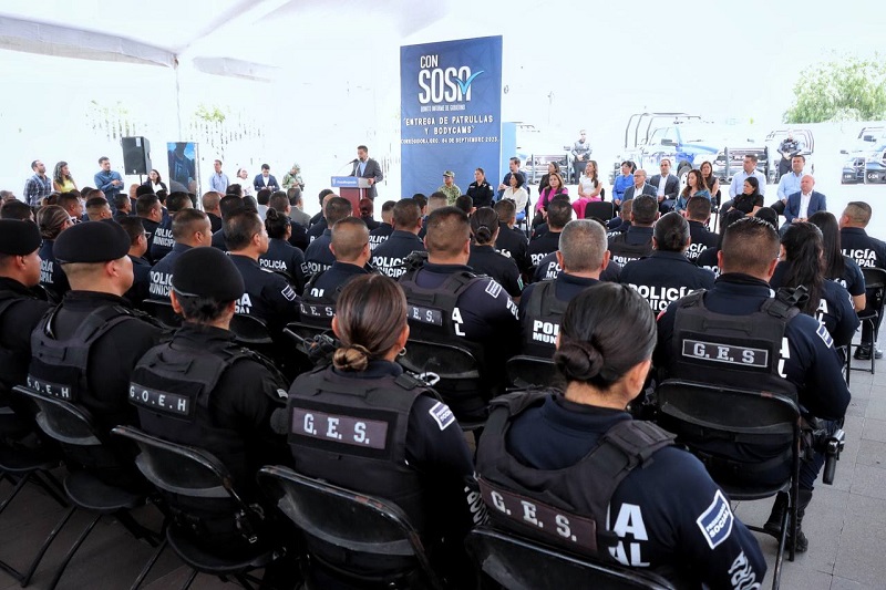 Roberto Sosa hizo entrega de equipamiento a la policía municipal de Corregidora