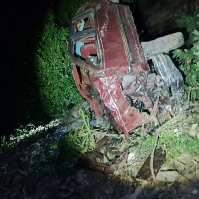 Tres personas pierden la vida en caída de 500 metros por un barranco en Pinal de Amoles