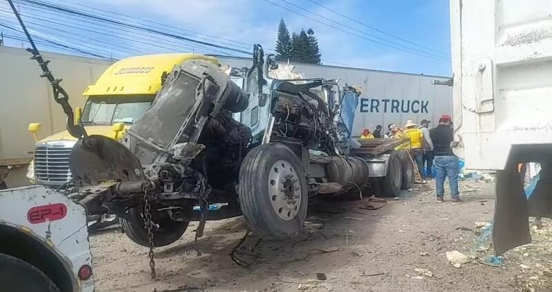 Conductor de tráiler fallece en choque en carretera México-Querétaro