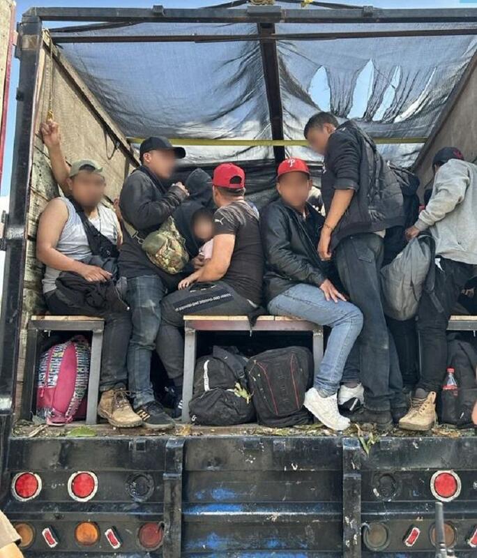 Encuentran a 130 migrantes guatemaltecos dentro de un camión de carga en Veracruz