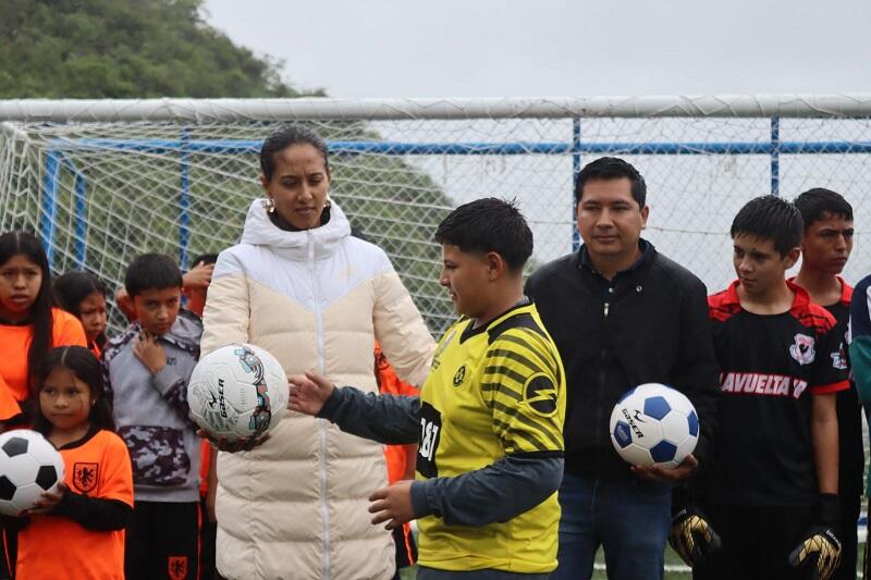 Nueva cancha de fútbol entregada por INDEREQ en Landa de Matamoros