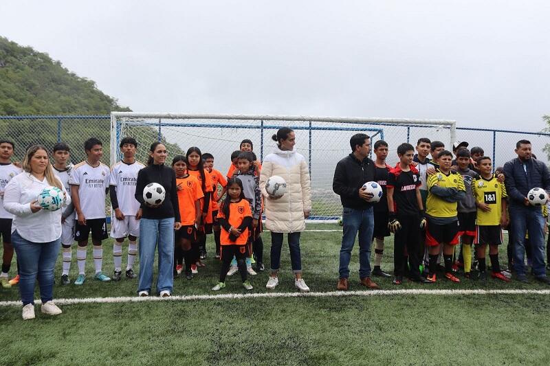 Nueva cancha de fútbol entregada por INDEREQ en Landa de Matamoros