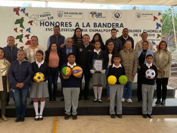 Roberto Cabrera preside honores a la bandera en Dolores Cuadrilla de Enmedio