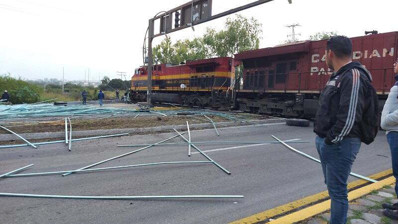 Accidente entre tráiler y tren causa caos vehicular en Paseo Central de San Juan del Río