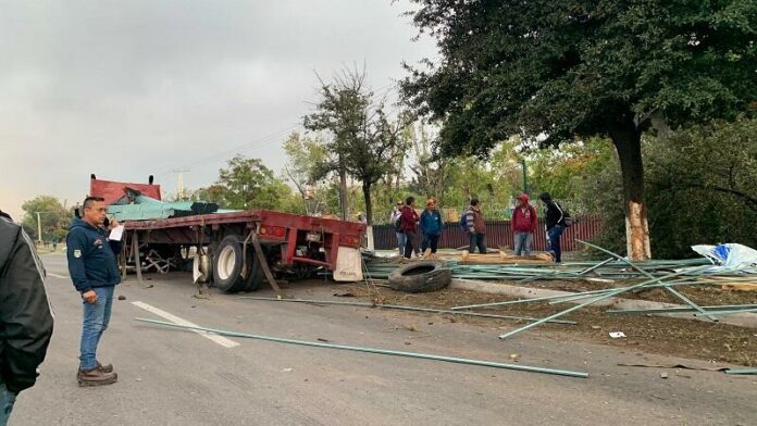 Accidente entre tráiler y tren causa caos vehicular en Paseo Central de San Juan del Río