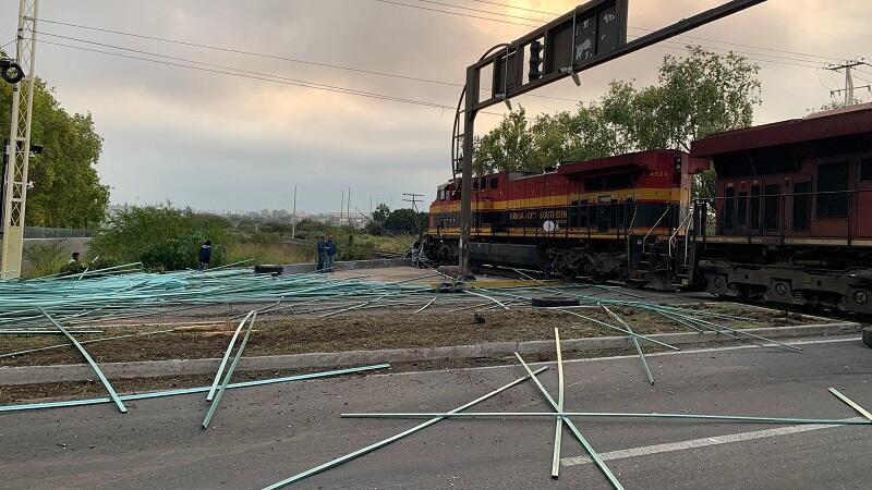 Accidente entre tráiler y tren causa caos vehicular en Paseo Central de San Juan del Río