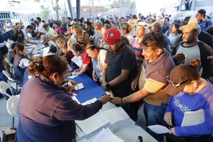 Fortalecen suministro de agua en Corregidora con entrega de contratos