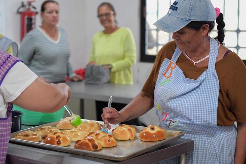 Norma Mejía Lira encabeza clausura de talleres de pan de muerto en Tequisquiapan