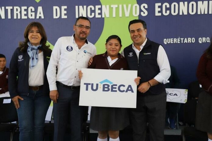 Querétaro realizó inversión histórica de 104 mdp en becas municipales Luis Nava