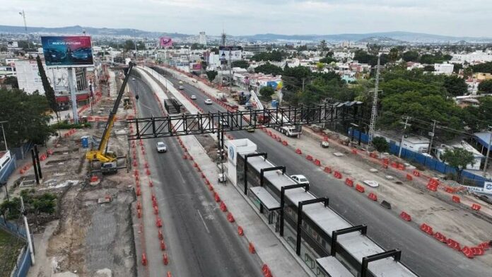 Avances en infraestructura vial en Paseo 5 de Febrero en Querétaro