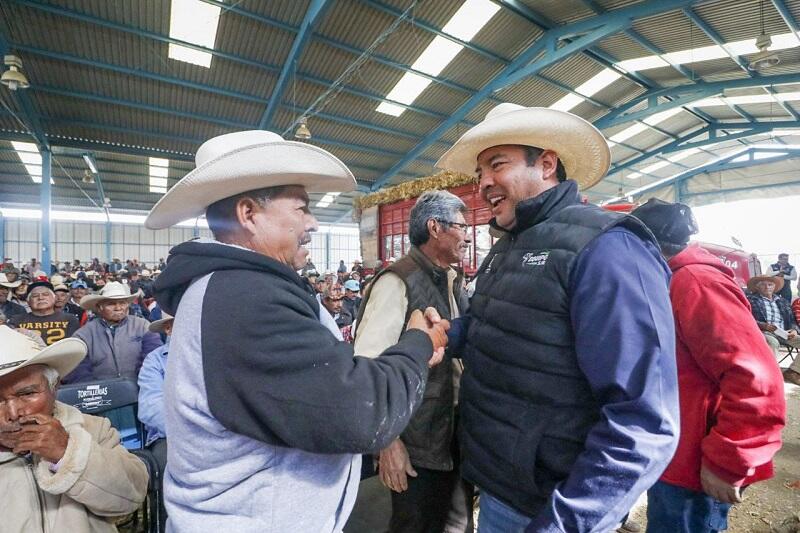 Entrega de apoyos a productores de San Juan del Río, iniciativa de Roberto Cabrera