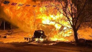 Camión torton se incendia tras estrellarse contra árbol en Pedro Escobedo