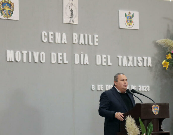 Querétaro implementa reducción permanente en refrendo para taxistas