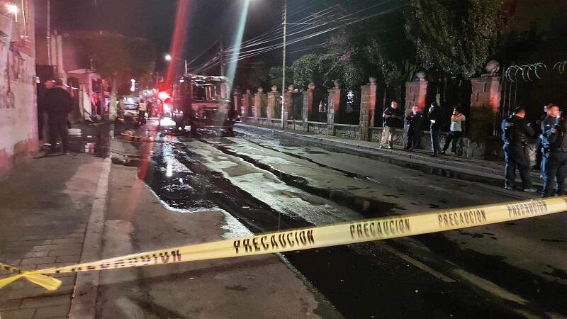 Aparente falla mecanica provoca incendio de taxivan en el Centro de San Juan del Rio