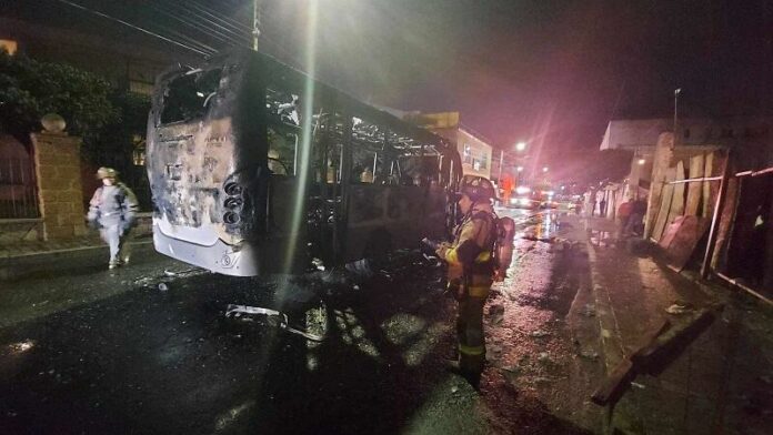 Aparente falla mecanica provoca incendio de taxivan en el Centro de San Juan del Rio