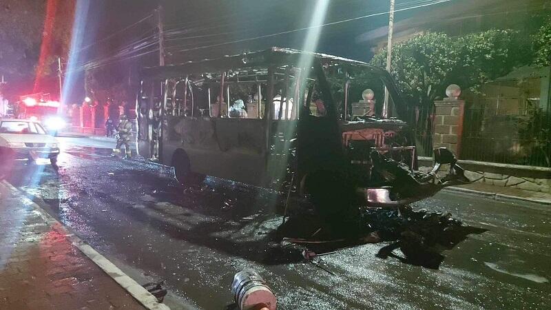 Aparente falla mecanica provoca incendio de taxivan en el Centro de San Juan del Rio