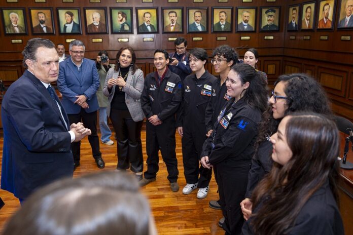 Jóvenes queretanos reconocidos por Mauricio Kuri tras participar en programa espacial de la NASA