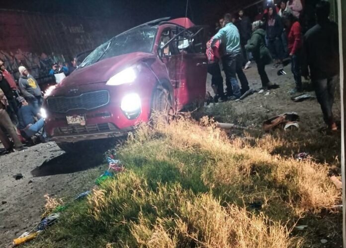 En la comunidad de La Valla, San Juan del Río, un grave accidente involucró a un tren y una camioneta familiar, resultando en dos fallecidos y tres heridos graves.