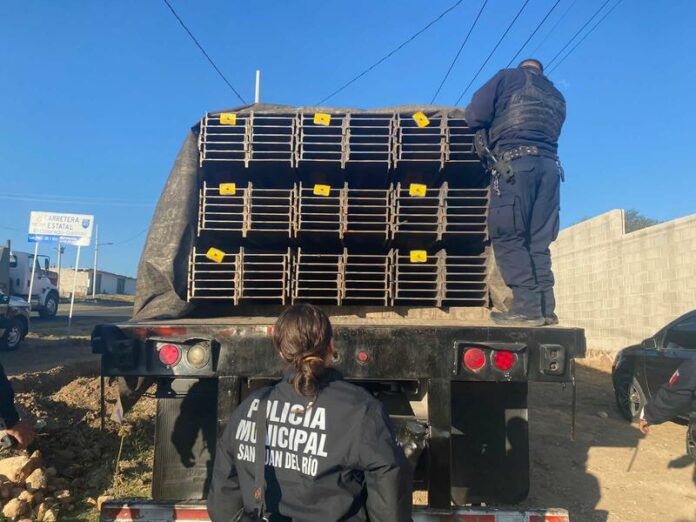 La rápida intervención de la Secretaría de Seguridad Pública Municipal de San Juan del Río llevó a la detención de tres individuos implicados en el robo de un tráiler.