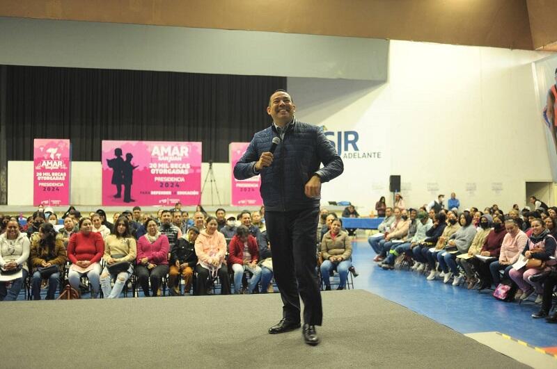 Entrega de Becas Adelante, un impulso a la educación en San Juan del Río