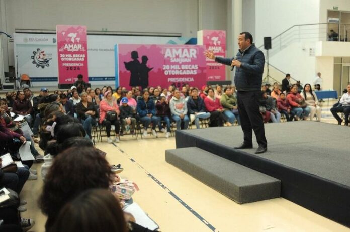 Entrega de Becas Adelante, un impulso a la educación en San Juan del Río